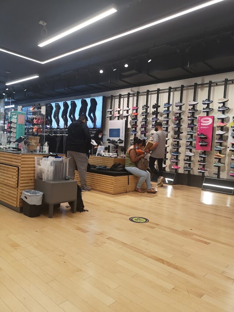 Tienda de deportes ASICS cerca de mi