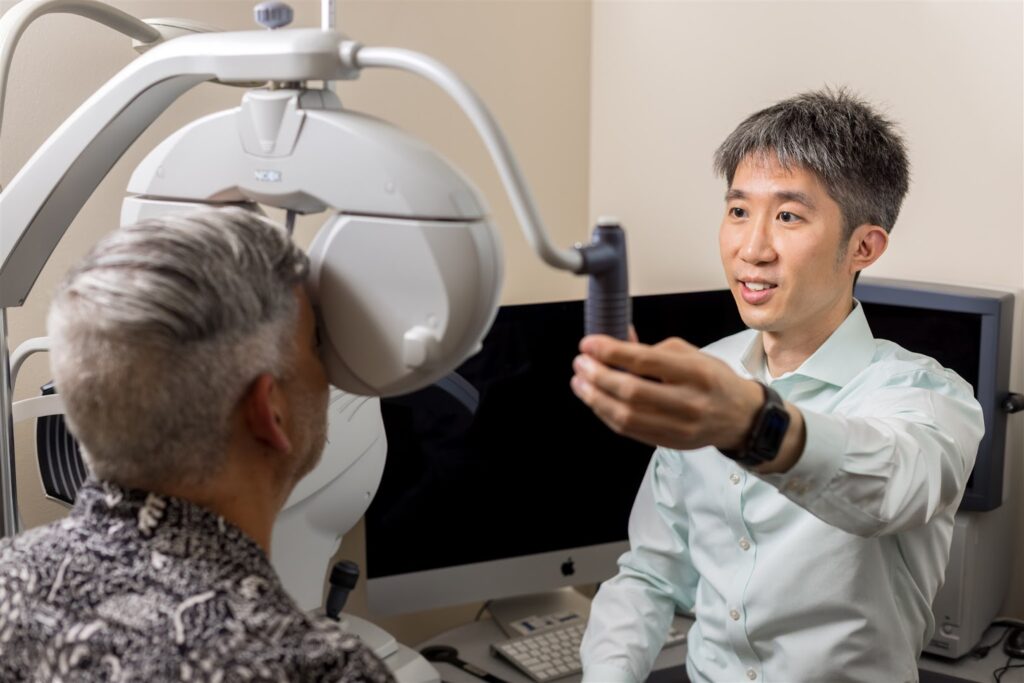 Optometrista Dr. Yung-Han Chen - NYC Eye Doctor cerca de mi