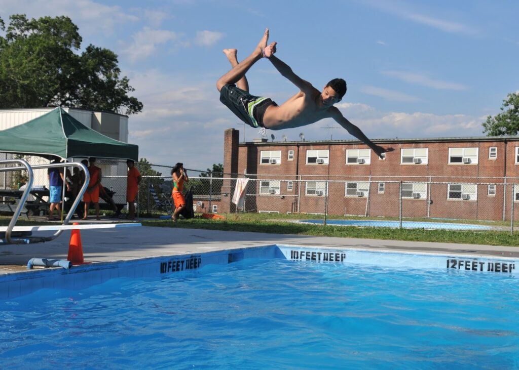 Piscina pública Fort Totten Pool cerca de mi