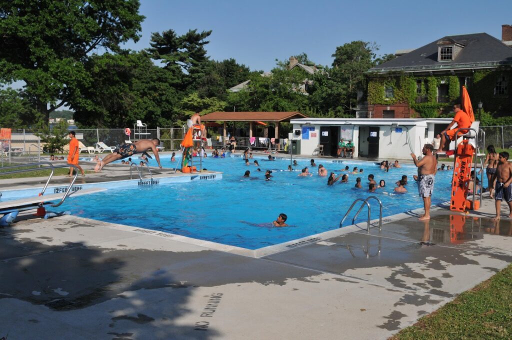 Piscina pública Fort Totten Pool cerca de mi