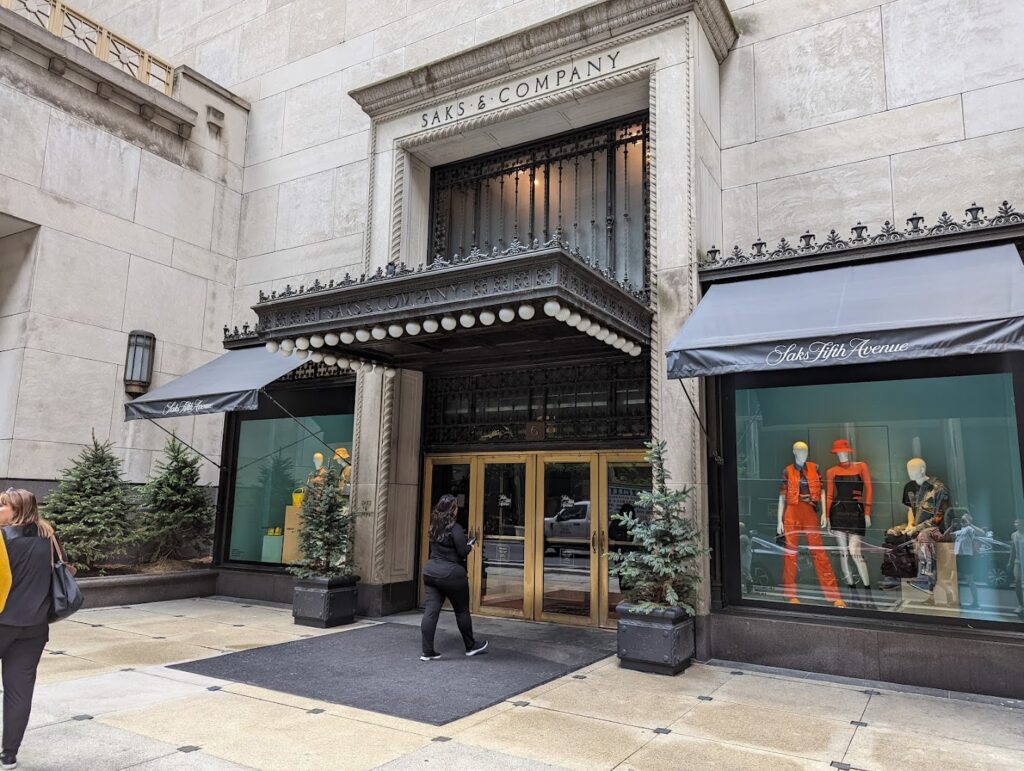 Grandes almacenes Saks Fifth Avenue cerca de mi