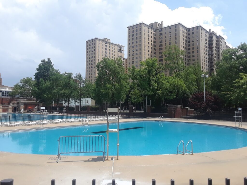 Outdoor swimming pool St. Jean de Brebeuf CHS Swimming Pool cerca de mi