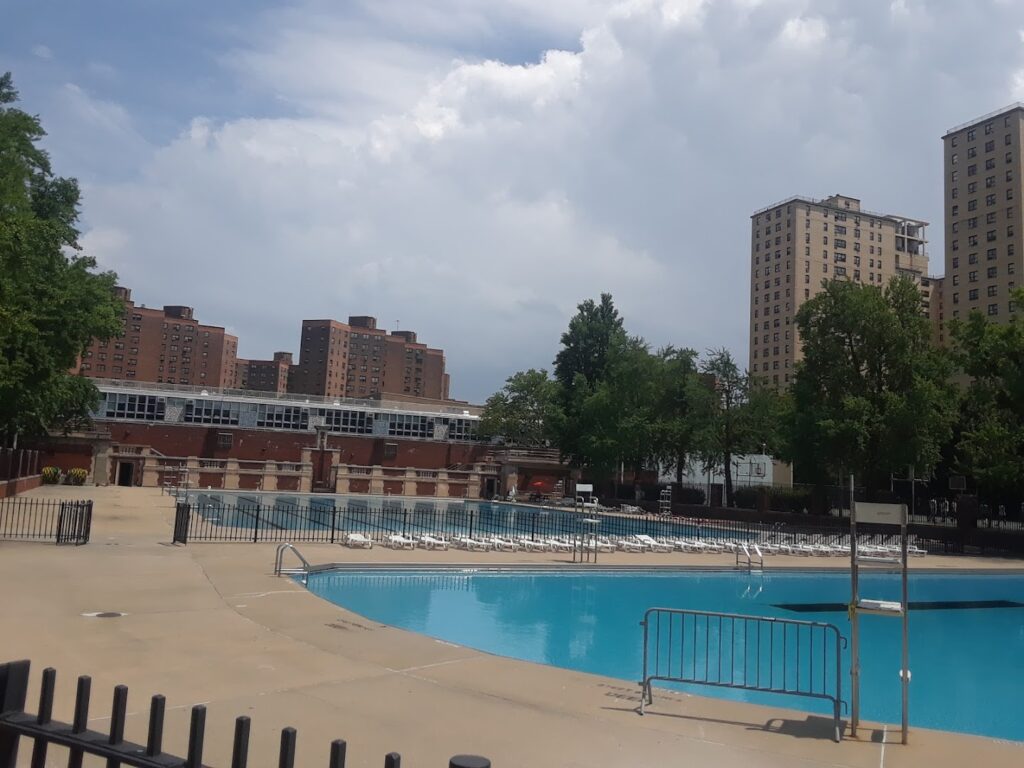 Outdoor swimming pool St. Jean de Brebeuf CHS Swimming Pool cerca de mi