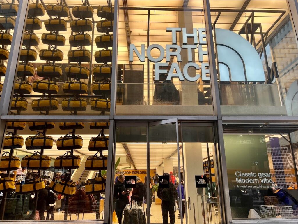 Tienda de equipamiento y ropa para actividades al aire libre The North Face cerca de mi