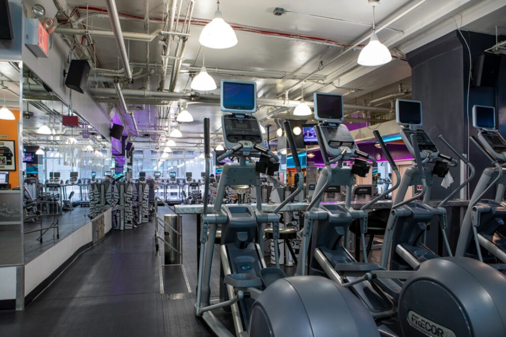 Gym Crunch Fitness - 54th Street near me